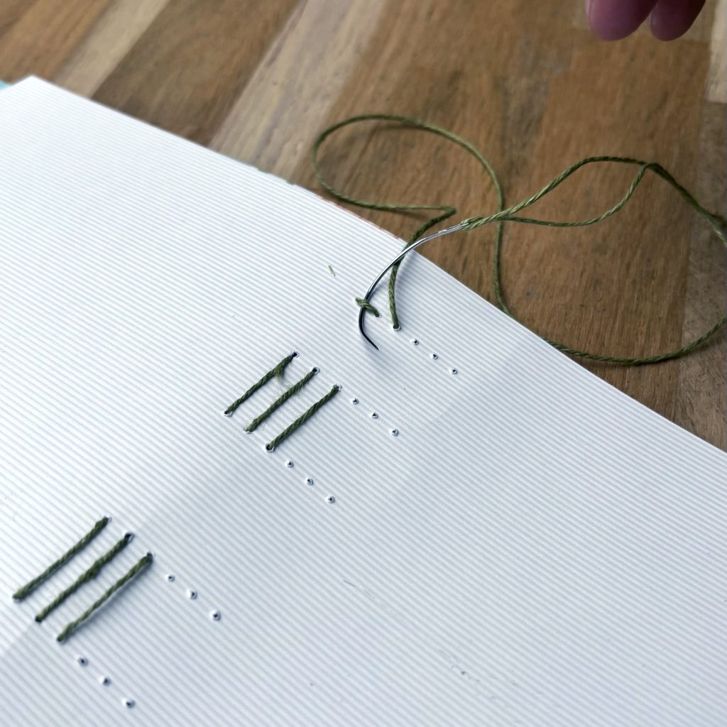 réalisation des points longs décoratifs sur dos de couverture