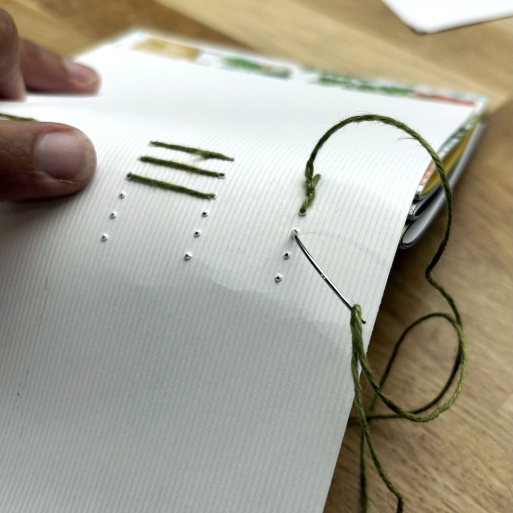 progression de la couture long stitch avec cahiers assemblés