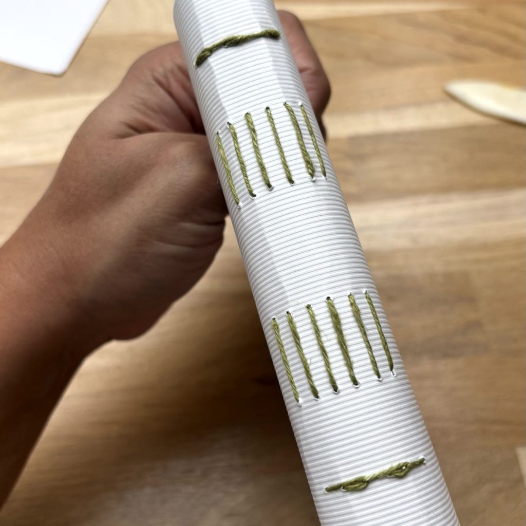 finition de la reliure long stitch avec nœud intérieur du carnet