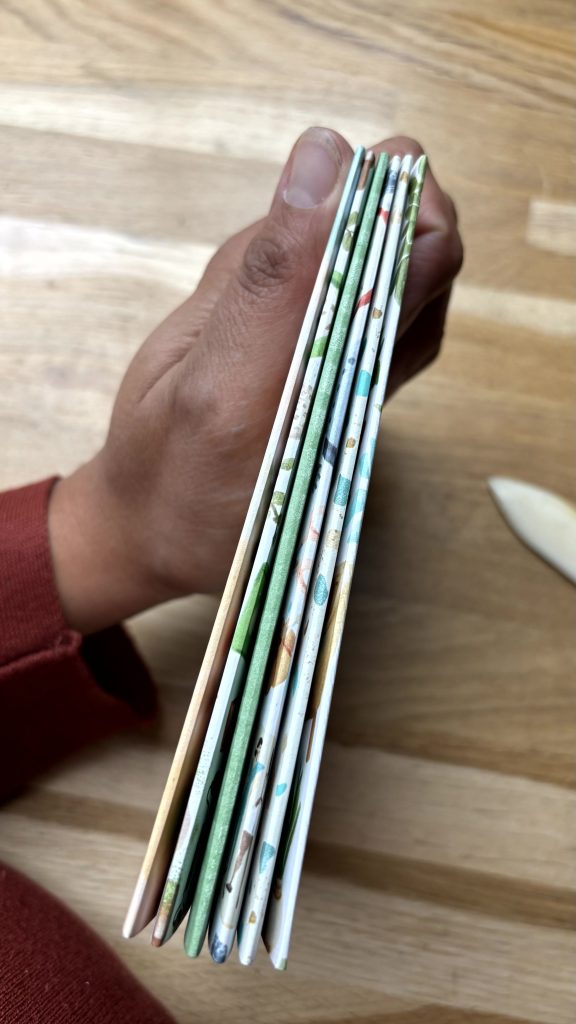 assemblage des cahiers en papier pour réaliser une reliure point long sans machine
