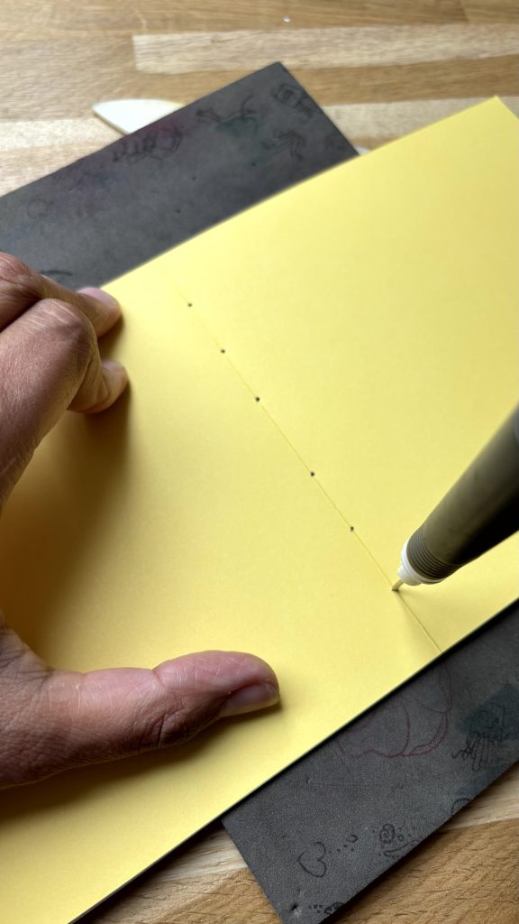 marquage des repères de couture pour reliure long stitch sur plis des cahiers