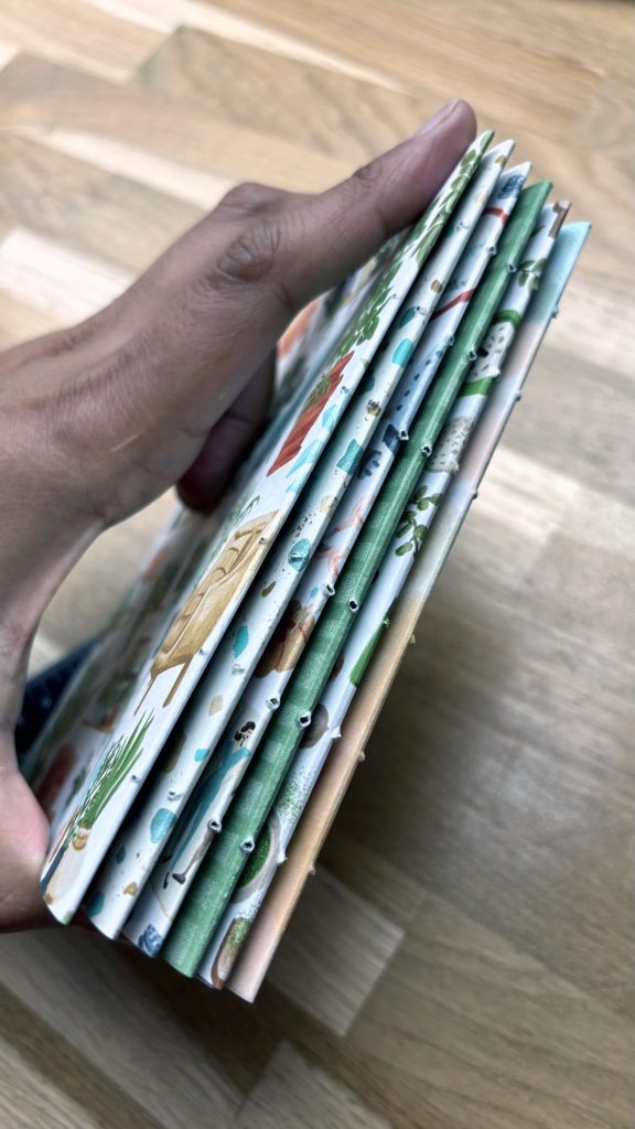 perçage des trous au poinçon pour reliure cousue main carnet DIY