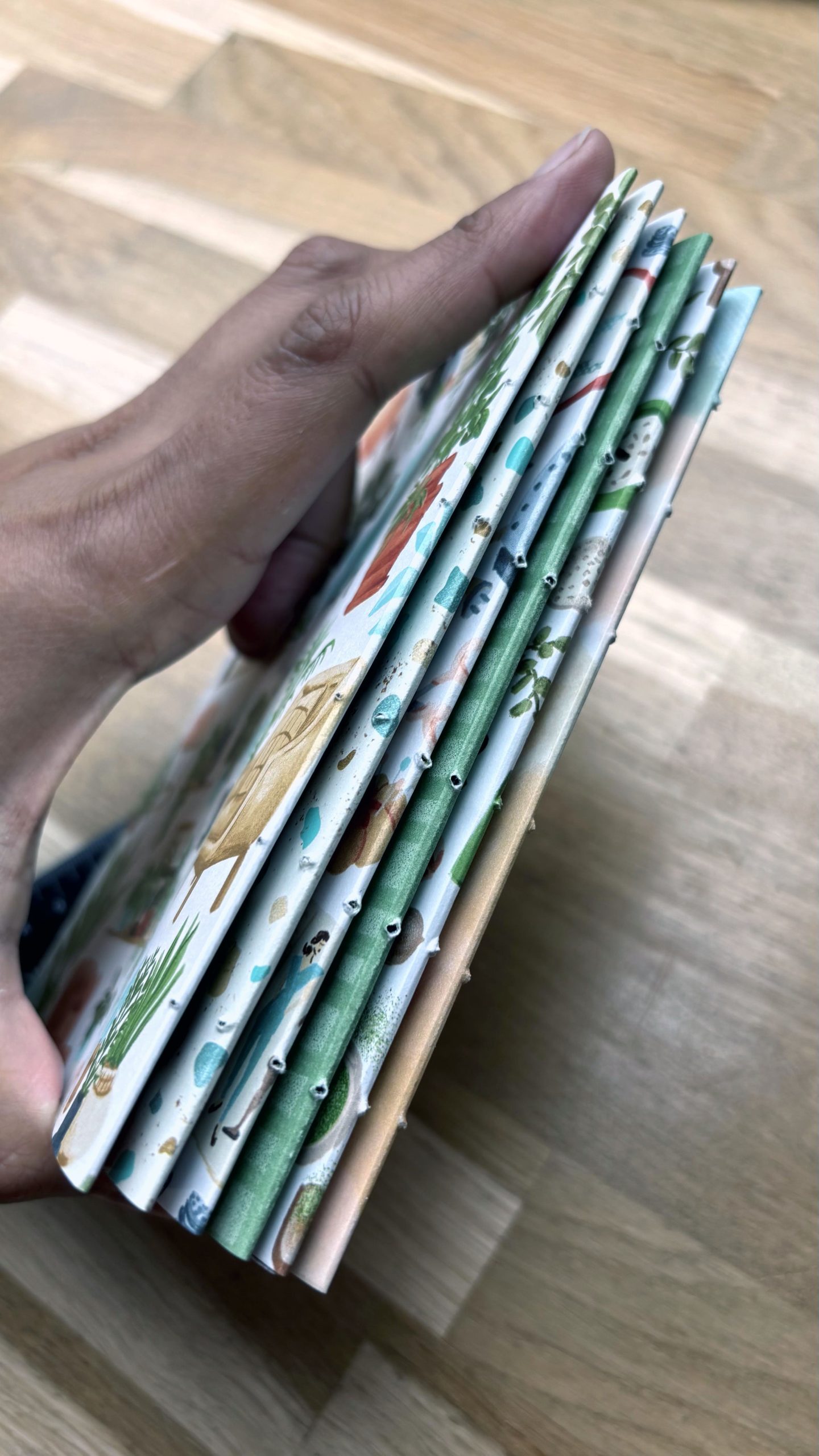 perçage des trous au poinçon pour reliure cousue main carnet DIY