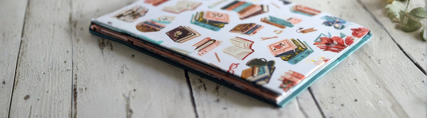 Mini-album façon carnet de voyage, couverture cartonnée, tuto scrapbooking