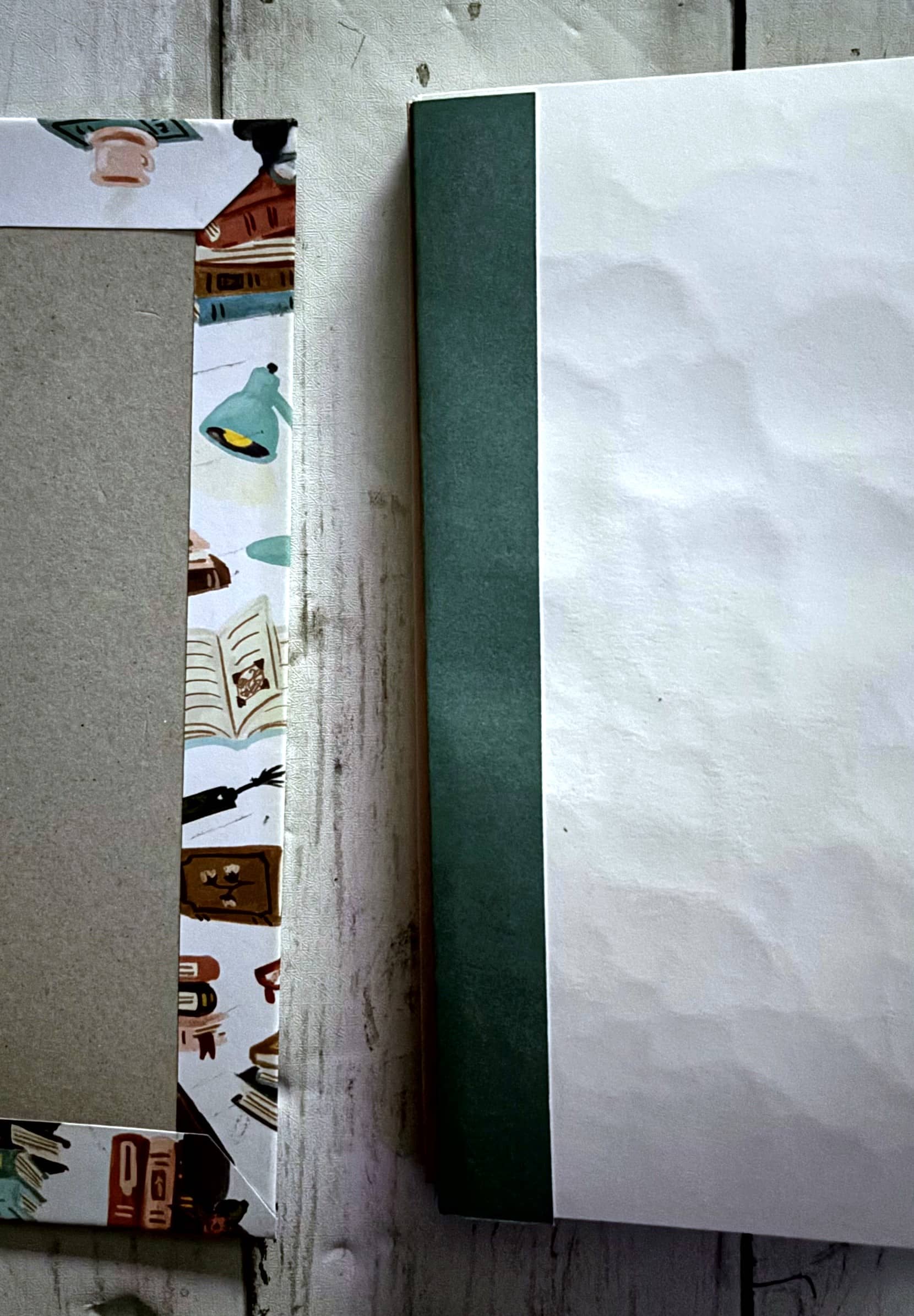 Bandes de reliure collées sur les pages du mini-album carnet de voyage