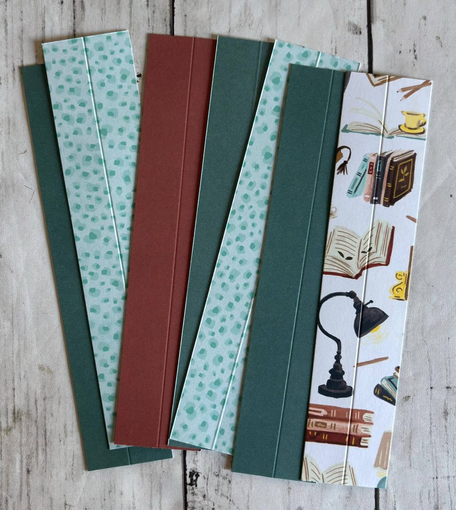 Bandes de papier découpées pour la reliure du mini-album carnet de voyage