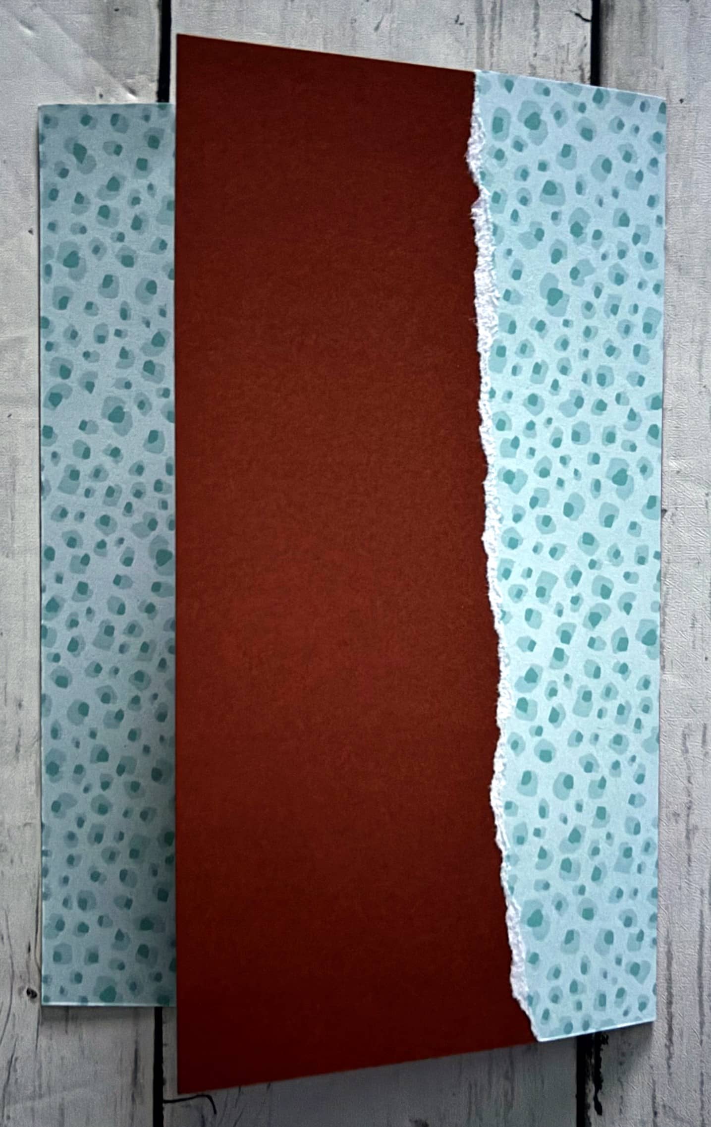 Page 2 décorée avec des bandes de papier déchirées