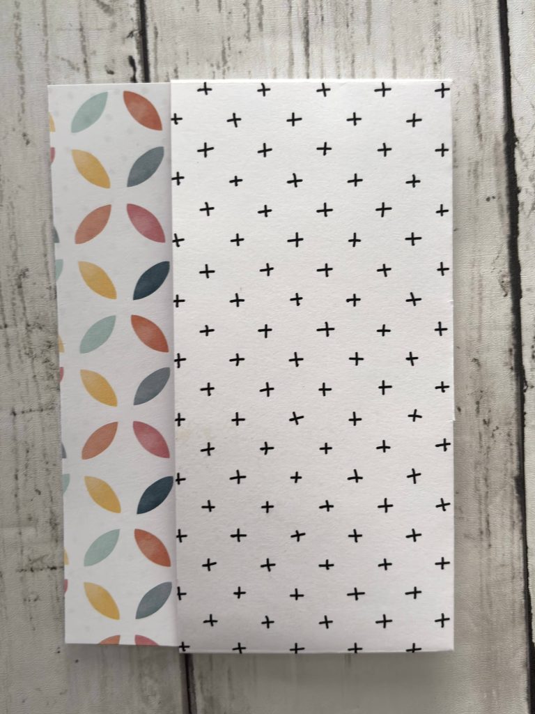 Mécanisme popup assemblé avec papier à motif croix noires