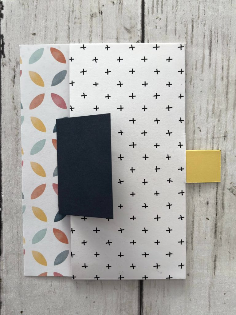 Pochette avec l'élément bleu marine glissé partiellement dans le mécanisme