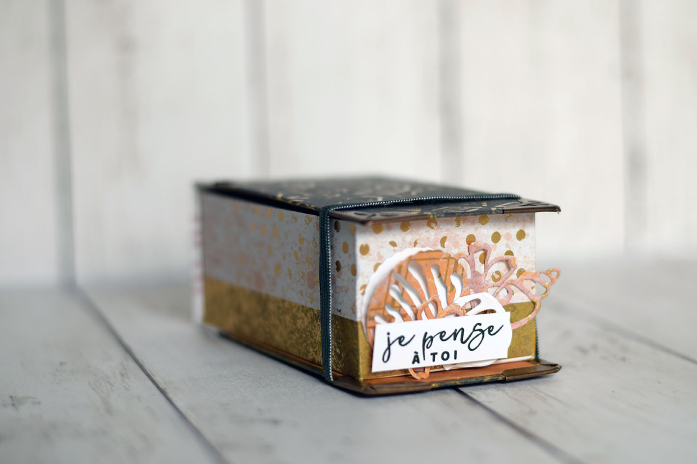 Boîte rigide récupérée customisée avec papier scrap texturé effet chic