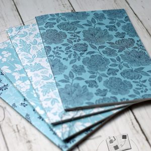 Quatuor de carnets reliés format A5 – Collection florale bleue – Croquis & Notes