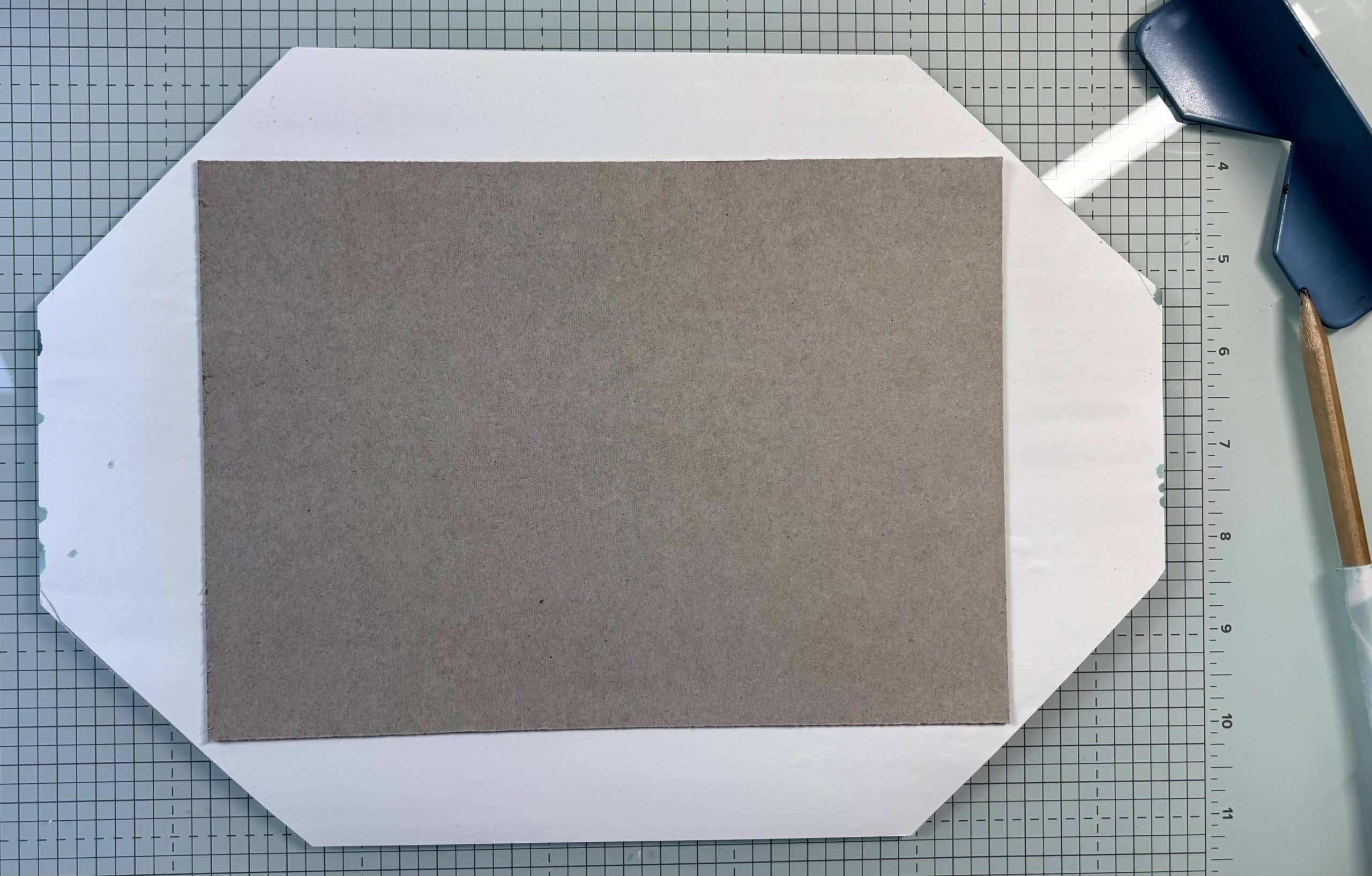 Bords du papier prêts à être rabattus sur le carton, coins biseautés pour une couverture cartonnée sans épaisseur