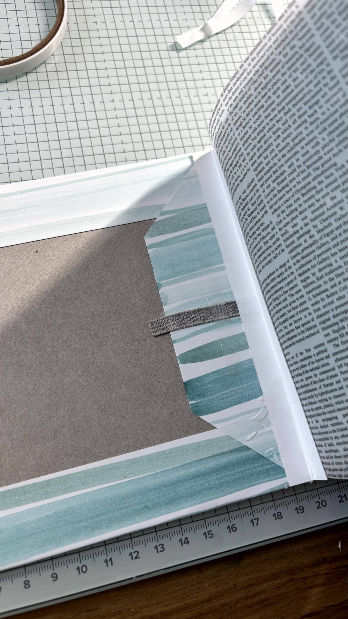 Intérieur d'une couverture cartonnée d'album photo avec papier de finition collé pour masquer les bords rabattus