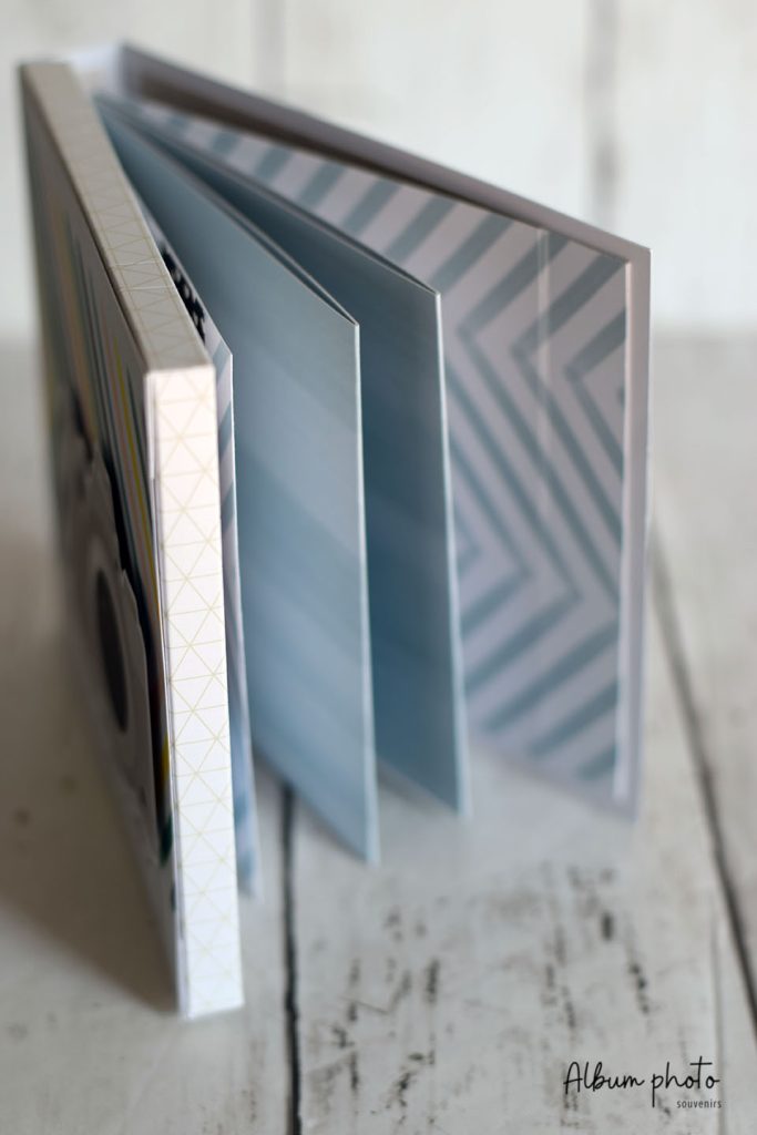 Album photo accordéon chevron gris vu de profil, pages dépliées