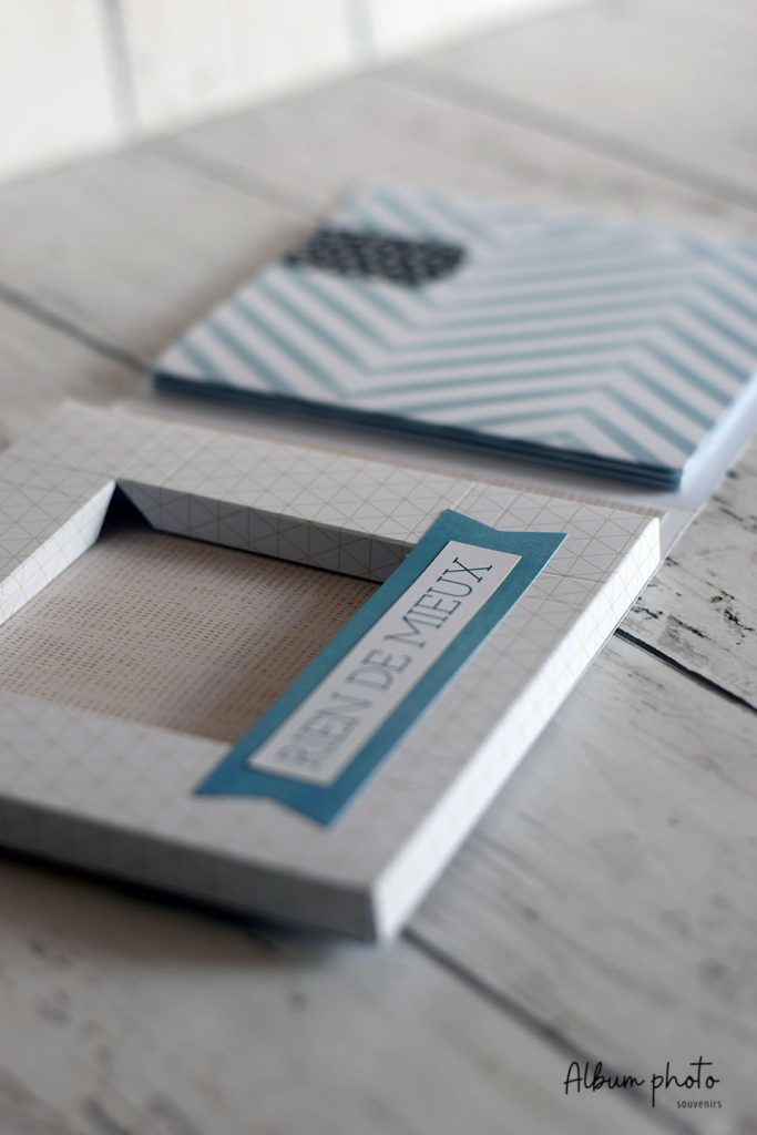 Album cadeau en papier chevron gris et bleu avec étiquette