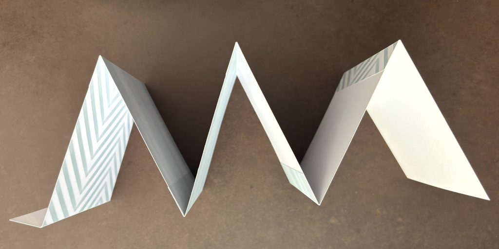 Structure accordéon dépliée en zigzag pour le mini album