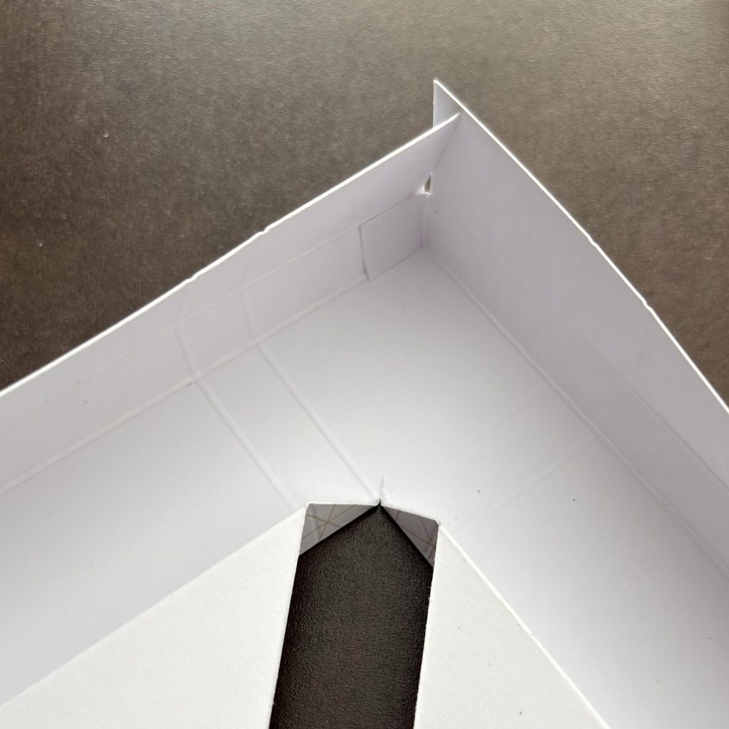 Pliage du triangle intérieur du cadre en papier vu de face