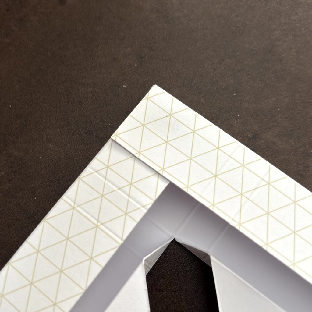 Pliage du triangle du cadre avec papier à motif triangles