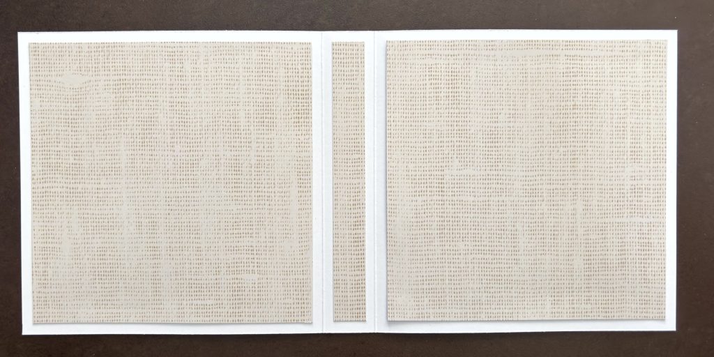 Double page pliée en papier texture lin beige pour l'accordéon
