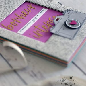 Couverture mini album accordéon fait main avec lettrage doré "Bonheur Intense" sur fond fuchsia