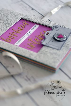 Couverture mini album accordéon fait main avec lettrage doré "Bonheur Intense" sur fond fuchsia