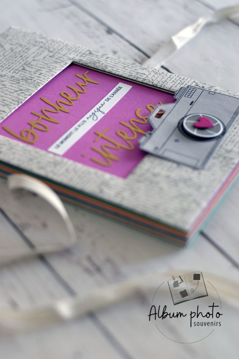 Couverture mini album accordéon fait main avec lettrage doré "Bonheur Intense" sur fond fuchsia