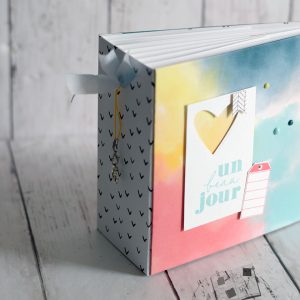 Album de naissance fait main couverture cartonnée aquarelle multicolore - 12 mois de souvenirs