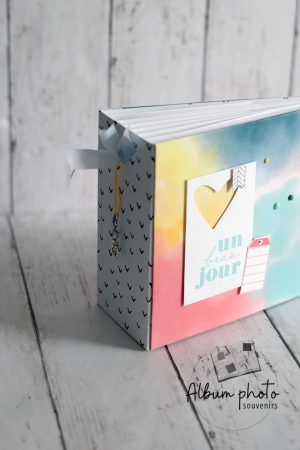 Album de naissance fait main couverture cartonnée aquarelle multicolore - 12 mois de souvenirs