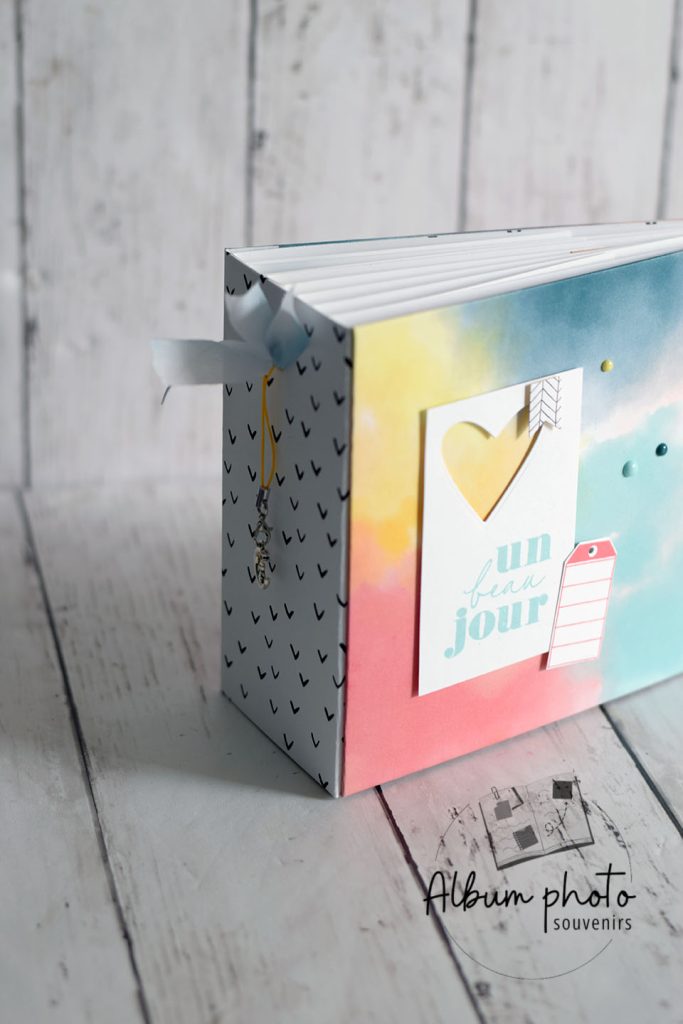 Album de naissance fait main couverture cartonnée aquarelle multicolore - 12 mois de souvenirs