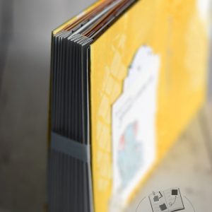 Tranche album photo bébé fait main couverture jaune soleil avec pages à pochettes reliure collée artisanale