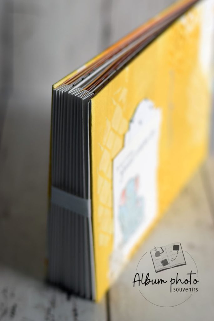Tranche album photo bébé fait main couverture jaune soleil avec pages à pochettes reliure collée artisanale