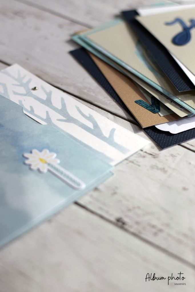 Vue des pages intérieures de l'album enveloppe bébé bleu avec pochettes de rangement