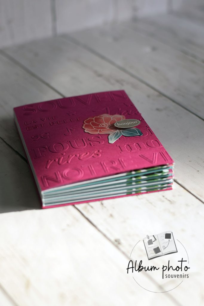 Gros plan de la couverture rose fleuri de l'album 12 mois bébé avec fleur et embellissement