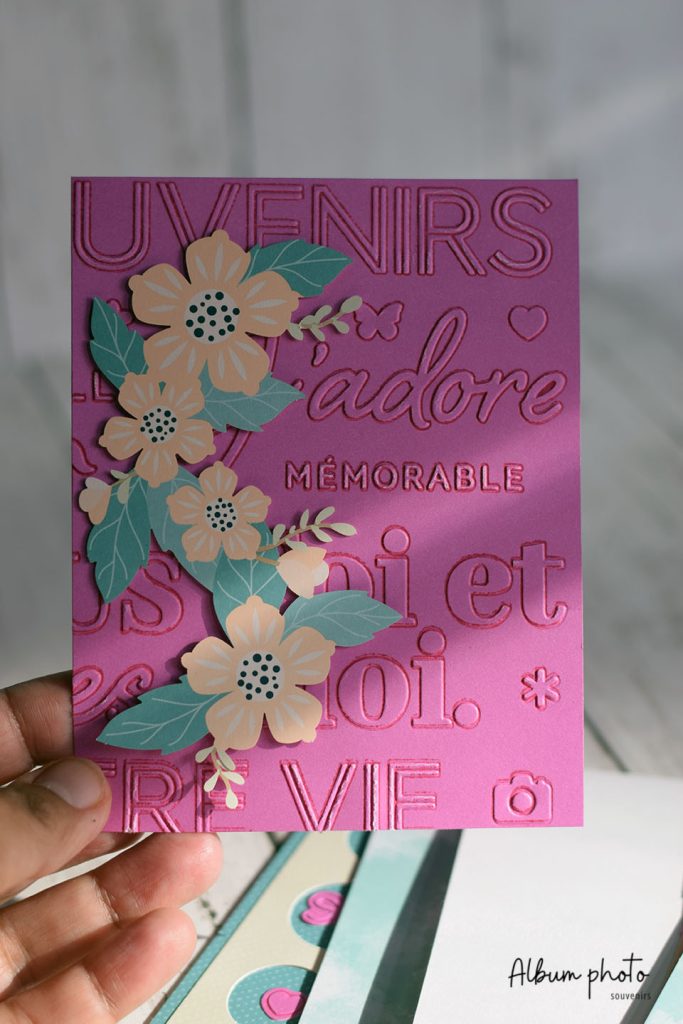 Détail des pages intérieures rose de l'album avec pochettes pour photos mensuelles
