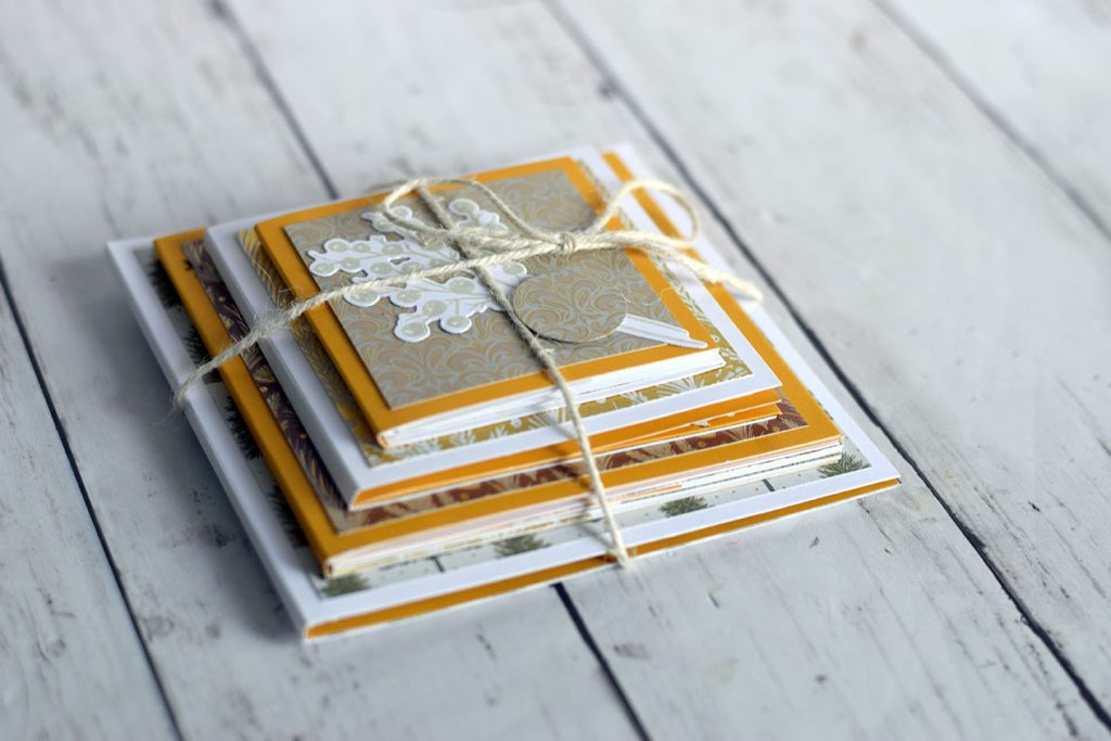 Album pyramide fait main, papier doré motif sapins, atelier scrapbooking