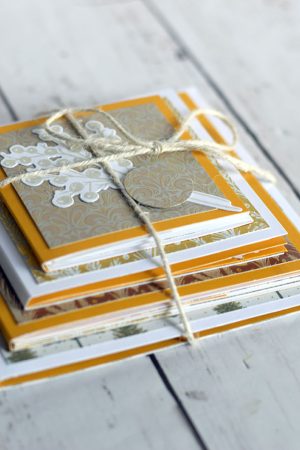 Album pyramide fait main, papier doré motif sapins, atelier scrapbooking