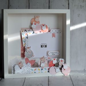 Cadre photo décoré sur le thème des moutons réalisé lors d'un atelier scrapbooking naissance