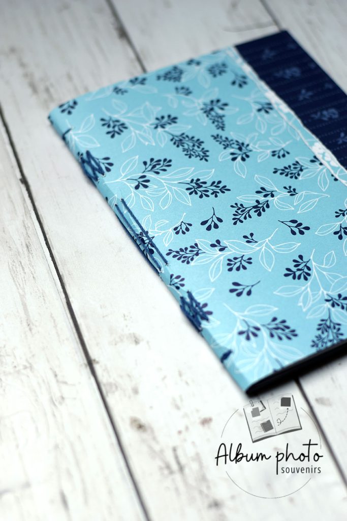 Carnet relié main long stitch motif floral bleu ciel et marine