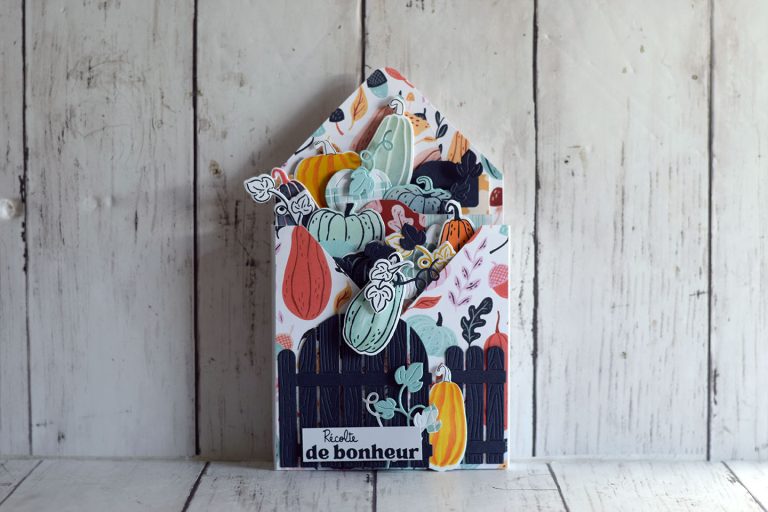 Enveloppe box automne posée debout, ouverte sur une avalanche de citrouilles et courges en volume