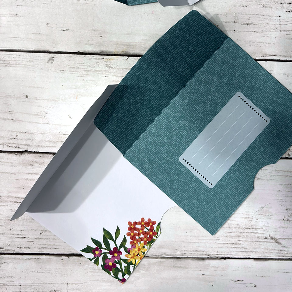 Étape 3 album enveloppe - pliage des rabats dans le sens inverse pour faciliter l'imbrication