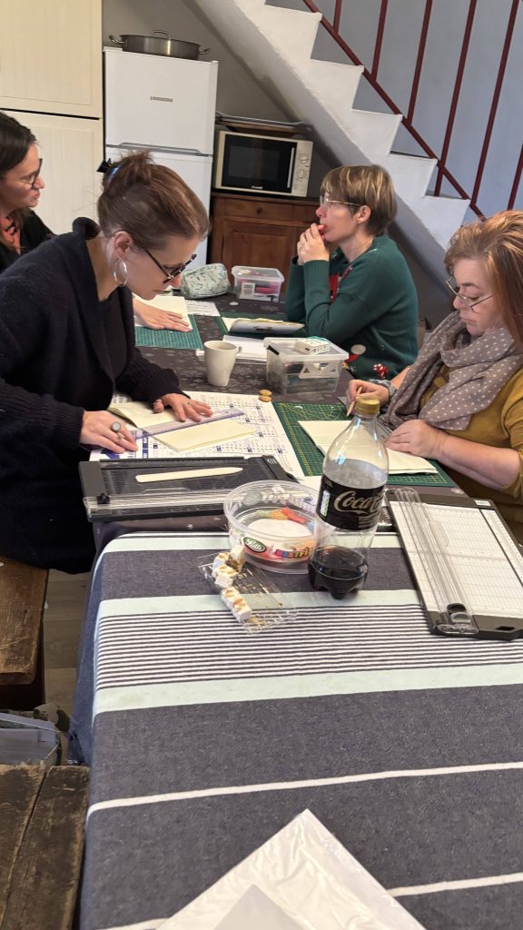Participantes en atelier de découpe papier pendant le week-end scrapbooking résidentiel à La Bergerie, Brie