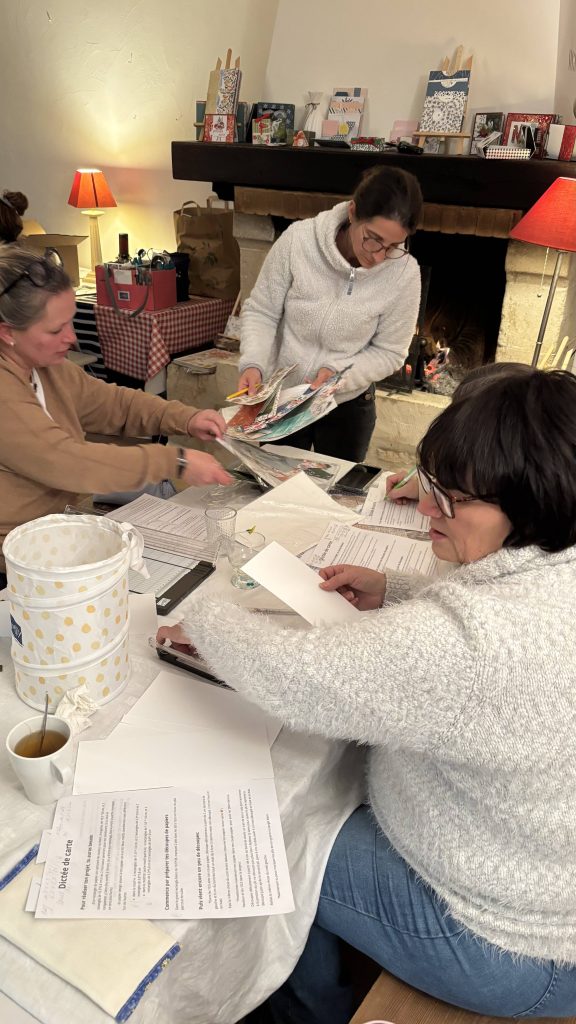 Participantes lors d'un atelier dictée de carte pendant le week-end scrapbooking Scrapbook'Nine à La Bergerie