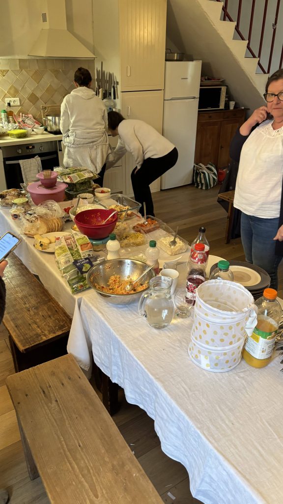 Table du repas partagé en mode auberge espagnole lors du week-end scrap 2026 à La Bergerie, Brie