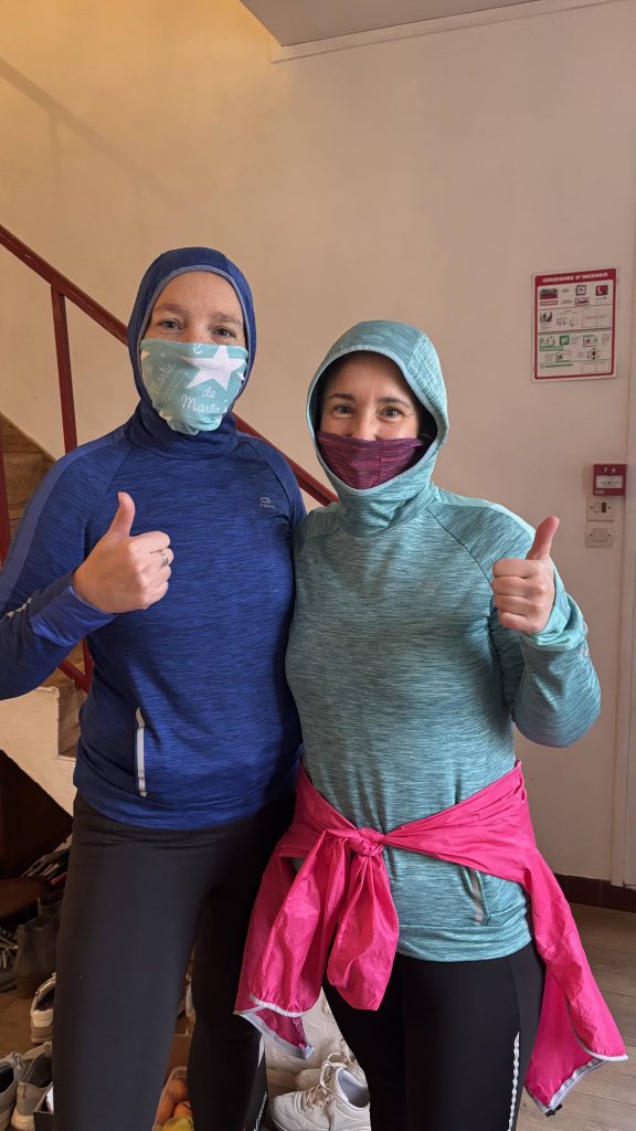 Deux participantes prêtes pour une pause sportive pendant le week-end scrap 2026 à La Bergerie, Brie