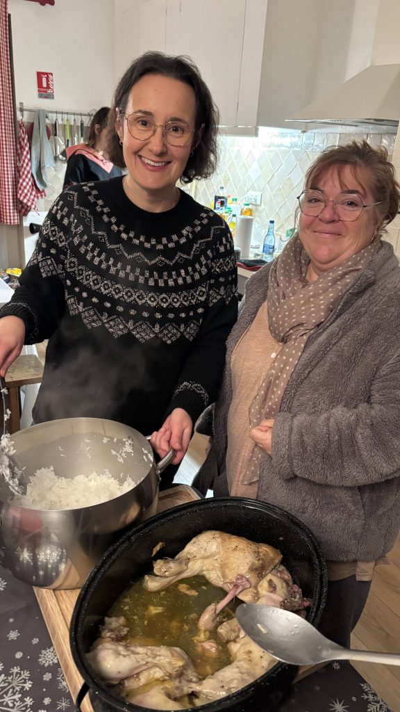 Deux participantes préparant le repas partagé lors du week-end scrapbooking à La Bergerie, ambiance auberge espagnole