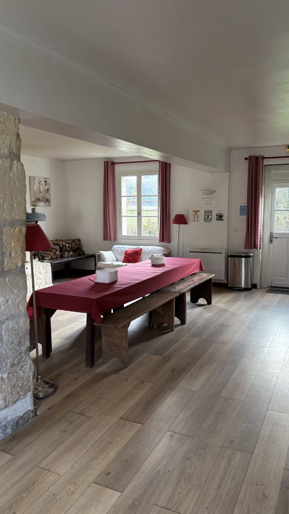 Grande salle cosy de La Bergerie à Brie prête pour accueillir les ateliers scrapbooking du week-end scrap 2026