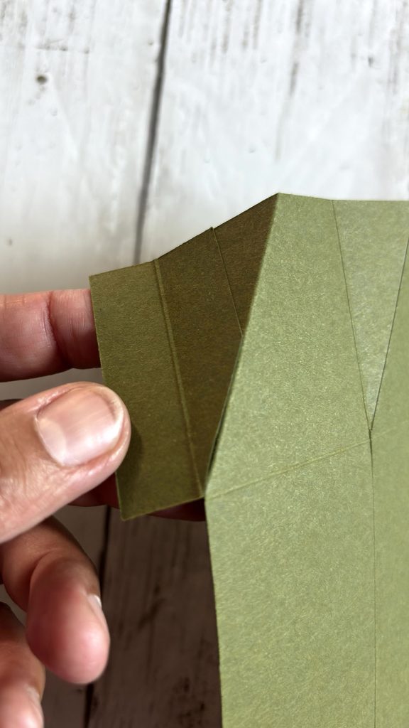 Détail des éléments collés sur la boîte
