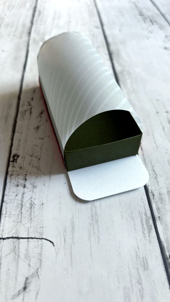 Boîte aux lettres en papier terminée