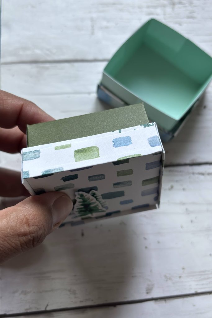 Vue de côté de la boite cadeau faite-main à offrir