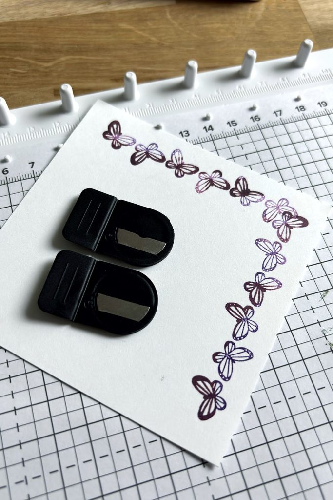 Bordure de papillons en cours de tamponnage avec le positionneur d'images Stampin'Up!